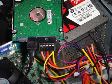 Disco original y copia SSD conectados